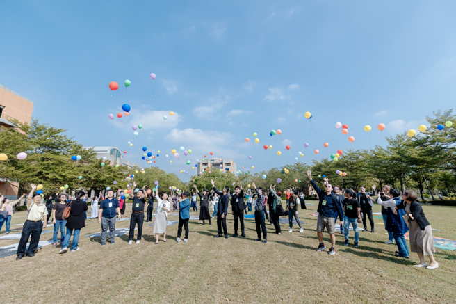 现场贵宾一起放飞象徵「明日希望」的气球，整个海报展场缤纷璀璨。(照片/国立高雄科技大学提供)