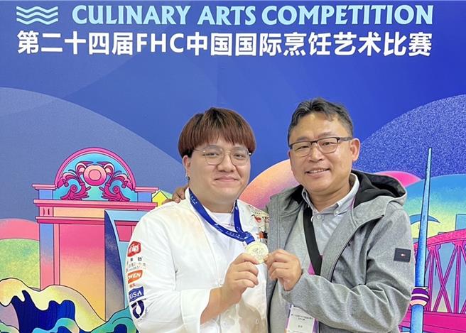 脸圆圆、笑容亲切的吴柏逸（左），同学叫他「Uber Eats」，他希望做好吃料理传递给同学分享。（弘光科技大学提供／张妍溱台中传真）