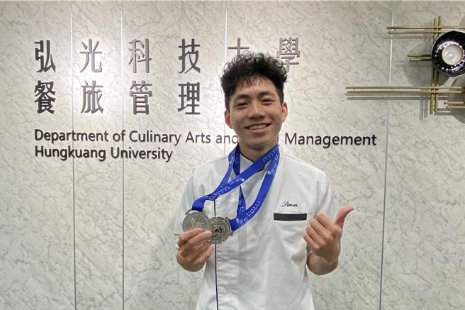 大二学生郑鼎鑫，记取参赛失败经验，今年卷土重来，「第24届FHC中国国际烹饪艺术」赛事，夺得2面银牌。（弘光科技大学提供／张妍溱台中传真）