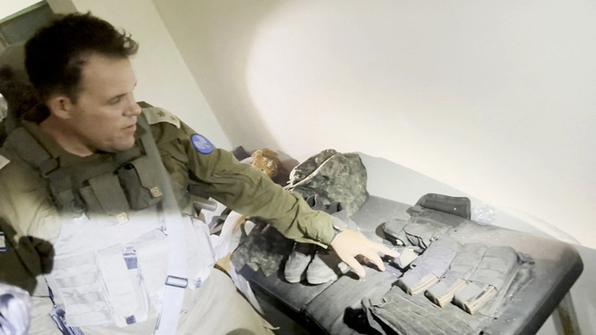 以色列军队15日进入加萨最大的西法医院进行搜索，称发现「数不清」的武器。图为以军在行李袋里发现的物品。（图／路透社、以色列国防军）