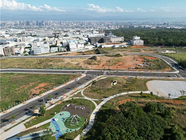 立委陳椒華今與台中南屯議員吳佩芸聯合開記者會，指控台中南屯一處自辦市地重劃區部分土地遭填埋廢棄物，含超量砷鋅鎳鉻等重金屬。（陳椒華國會辦公室提供）