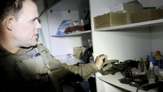 以军称，在西法医院医疗柜里的包包内发现步枪。（图／路透社、以色列国防军）