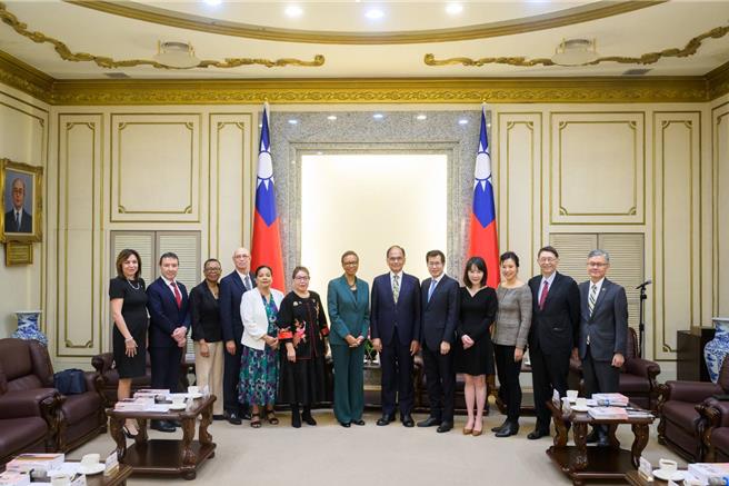 游锡堃认为，美国所代表的民主、自由及人权体制与中国大陆、俄罗斯所代表的威权体制价值观，本质截然不同。加上中美关系自2017年美国发布《国家安全战略报告》，将中国大陆定位为战争竞争对手后，已从合作关系变成竞争对手。（立法院提供／游念育台北传真）