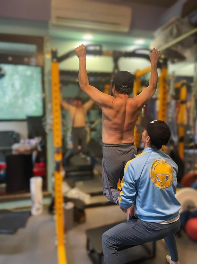 胡瓜上空健身，炸出超兇背肌。（圖／摘自胡瓜臉書）