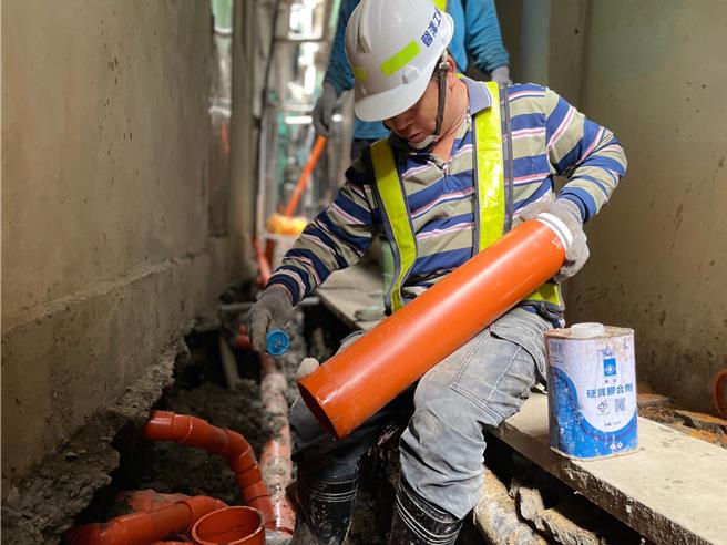2023年11月16日新北市／为全面提升土城地区用户接管率，新北市水利局现已办理「板桥三期3标」、「板桥三期4标」及「土城11标」等3标污水用户接管工程。（新北市水利局提供／刘玮晴新北传真）