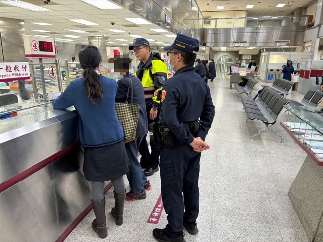 警方与行员拦阻余姓妇人遭诈。（图／警方提供）