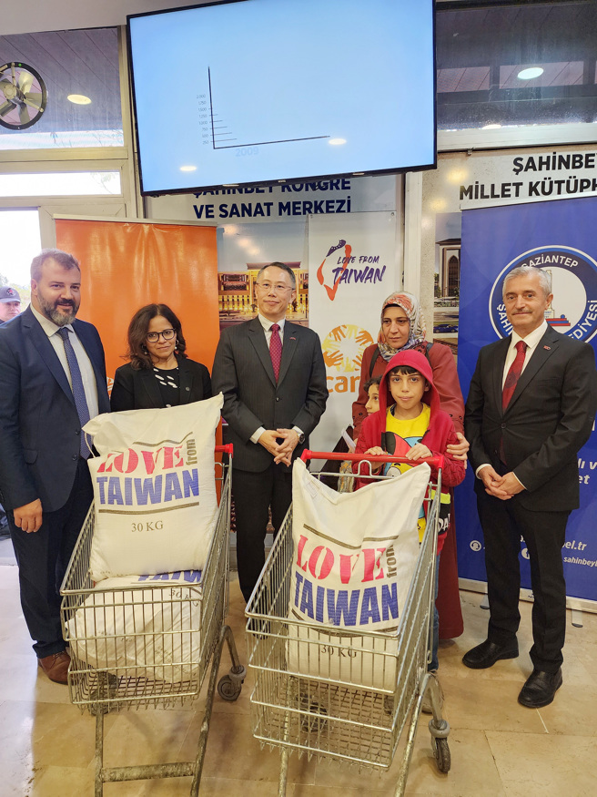 驻土耳其代表处黄志扬到访加济安泰普省沙兴贝市，参与台湾援助土耳其40吨食用米的援赠仪式。（图／中央社）
