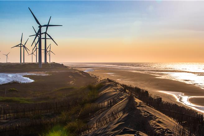 桃園市海岸線長達51公里，沿岸擁有豐富生態景觀，桃園市長張善政上任後推動珍珠海岸政策，要打造濱海重要觀光廊帶，圖為草漯沙丘。（桃園市觀旅局提供／蔡明亘桃園傳真）