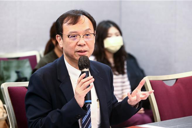 健保署长石崇良日前出席中国时报「2023大肠癌论坛-大肠癌健保下的治疗趋势」时预告，已请各领域专家进行盘点，未来次世代基因定序的给付将区分为「基本套组」、「扩充套组」。「基本套组」可能是目前健保给付的药物的位点＋有药物但不见得有给付的位点，而「扩充套组」则是正在进行药物临床试验的位点。健保署将视财务状况，搜集专家意见来决定。（台湾肠癌病友协会提供／林周义台北传真）