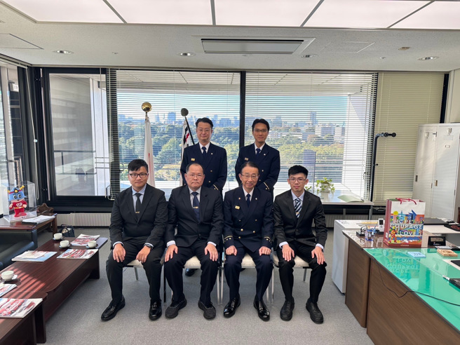 台北市消防局為精進消防救災現場指揮幕僚作業及人員安全管理機制，由蔡家隆簡任技正於13日帶隊赴日本東京消防廳取經。（圖／消防局提供）