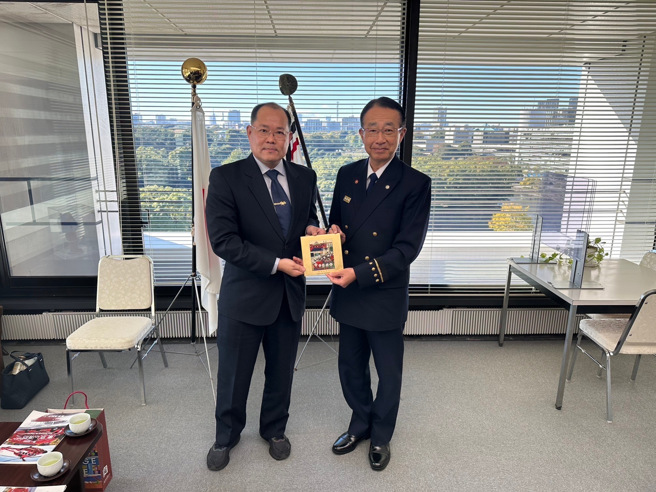 台北市消防局為精進消防救災現場指揮幕僚作業及人員安全管理機制，由蔡家隆簡任技正於13日帶隊赴日本東京消防廳取經。（圖／消防局提供）