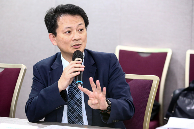 高雄医学大学附设中和纪念医院院长王照元指出，除健保已给付的RAS位点检测，大肠癌常见的变异位点还有BRAF、HER2等，这些都已有药物可用。（台湾肠癌病友协会提供／林周义台北传真）