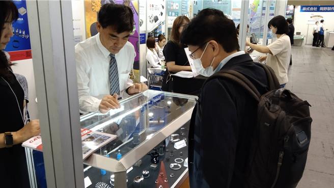 经济部产业园区管理局三管道协助产业升级，其中之一是拓销海外市场，图为「2023大阪机械要素技术展」现场，日本企业对我厂商产品表达兴趣。(经济部园管局提供)