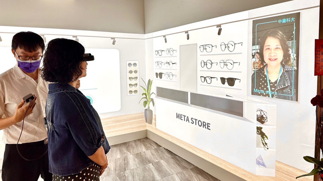 中臺科大陈锦杏校长体验AR。(照片/中臺科技大学提供)