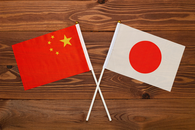 日本与中国政府同意创设「日中出口管理对话框架」，以协商两国出口管理相关的制度与运作，盼日美等国与中国在先进半导体相关输出管制的对立加深之际，能预防「报復战」升级。(示意图/shutterstock)