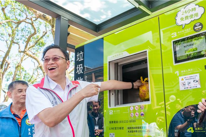 桃园市长张善政体验iTrash智慧垃圾桶，硕铭科技提供全方位智能回收系统维运整合方案。(青年局提供／吕筱蝉桃园传真)