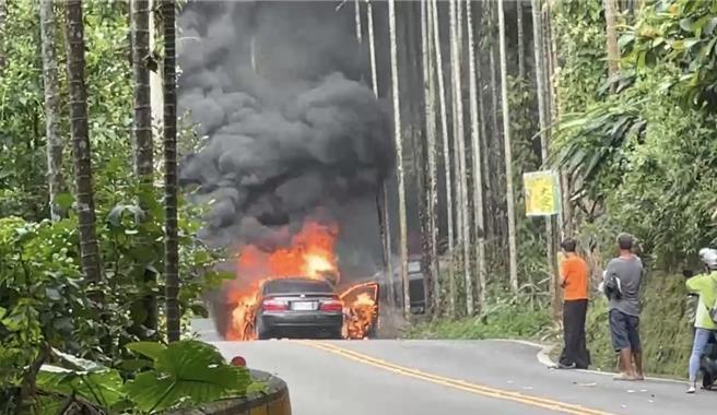 嘉義縣知名梅山36彎，16日中午近2點發生汽車火警。（讀者提供∕呂妍庭嘉義傳真）