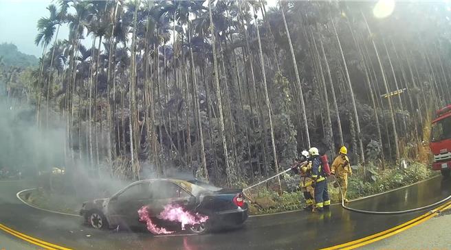 嘉義縣知名梅山36彎，16日中午近2點發生汽車火警，惟火勢猛烈，撲滅後車輛全毀，所幸無人傷亡。（竹崎分局提供∕呂妍庭嘉義傳真）