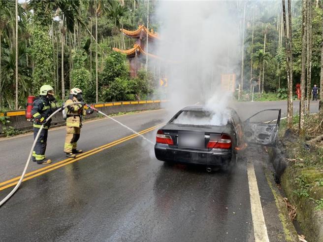 嘉義縣知名梅山36彎，16日中午近2點發生汽車火警，惟火勢猛烈，撲滅後車輛全毀，所幸無人傷亡。（嘉縣消防局提供∕呂妍庭嘉義傳真）
