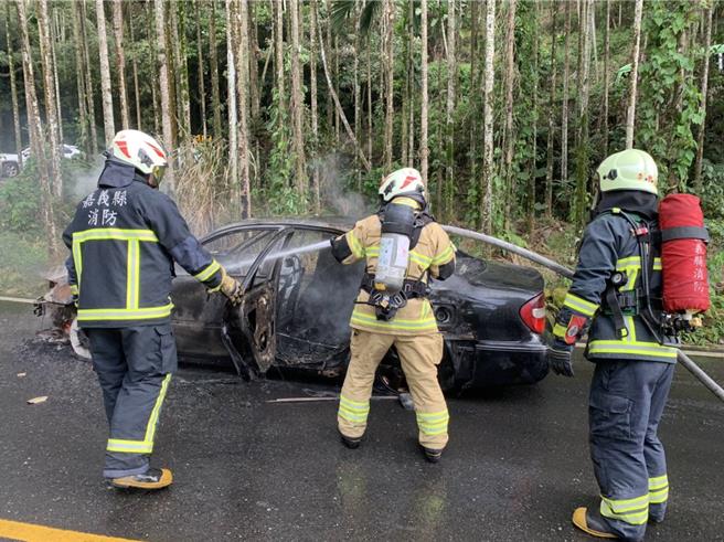 嘉義縣知名梅山36彎，16日中午近2點發生汽車火警，惟火勢猛烈，撲滅後車輛全毀，所幸無人傷亡。（嘉縣消防局提供∕呂妍庭嘉義傳真）