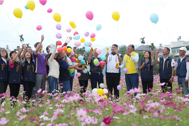 集集镇长吴大村（右6）主持「波斯集、集美丽」宣传记者会，南投县议员黄春霖(右4)等民代出席。（集集镇公所提供／杨静茹南投传真）