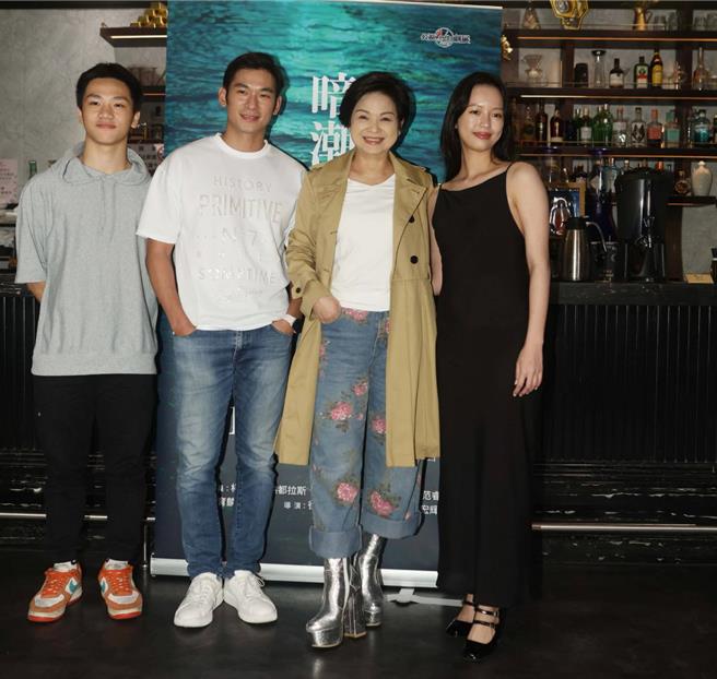 范睿修（左起）、亮哲、楊貴媚、王渝屏今出席記者會。（公視提供）