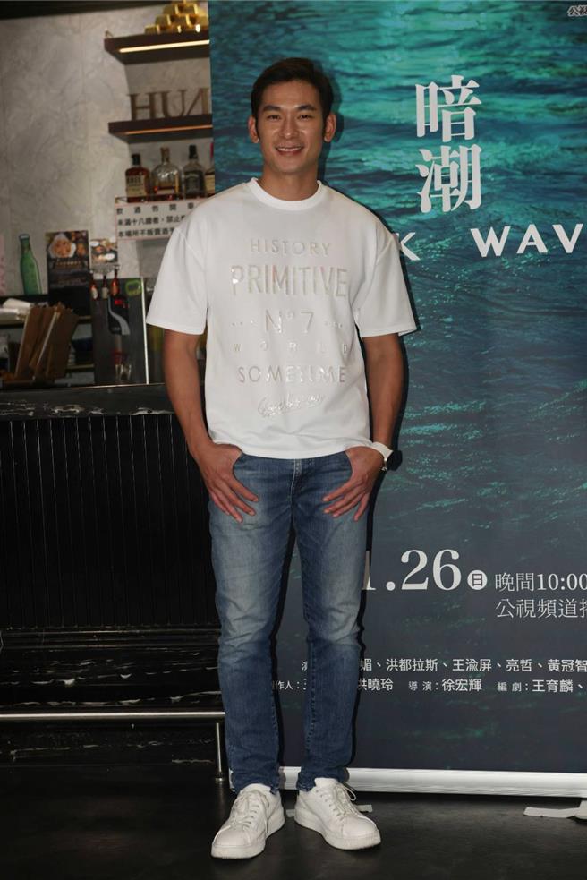 亮哲飾演老師，和王渝屏談師生戀。（公視提供）