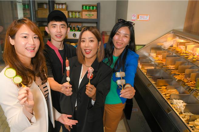 米非（右二）今擔任焦糖楓中原店一日店長。（焦糖楓提供）