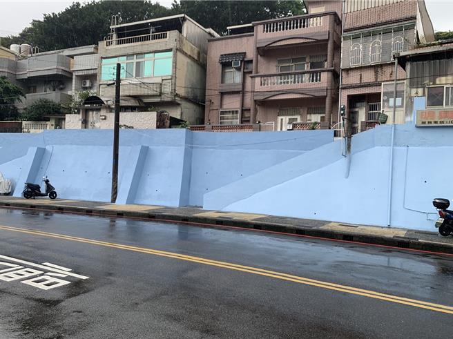 基隆市外木山一带的文明路挡土墙因为年久脏乱，由基市府结合特力屋与文化大学执行美化工程，16日举行完工典礼。图为文明路墙面美化成果。（徐佑升摄）