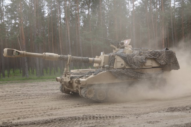 2020年6月10日，美国第9野战炮兵团第1营士兵在「盟军精神」演习中操纵 M109A6 帕拉丁资料照。（DVIDS）