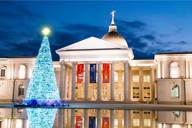 奇美博物馆耶诞树16日抢先亮相，白天夜晚各有各的美。（奇美博物馆提供／曹婷婷台南传真）