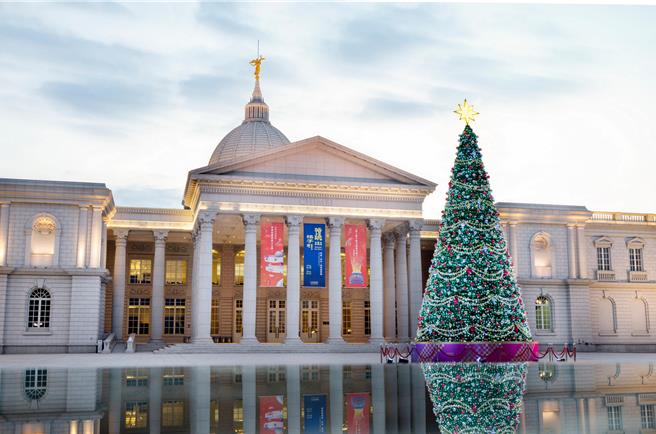 奇美博物馆13公尺高的耶诞树16日亮相，已吸引不少人拍照。（奇美博物馆提供／曹婷婷台南传真）