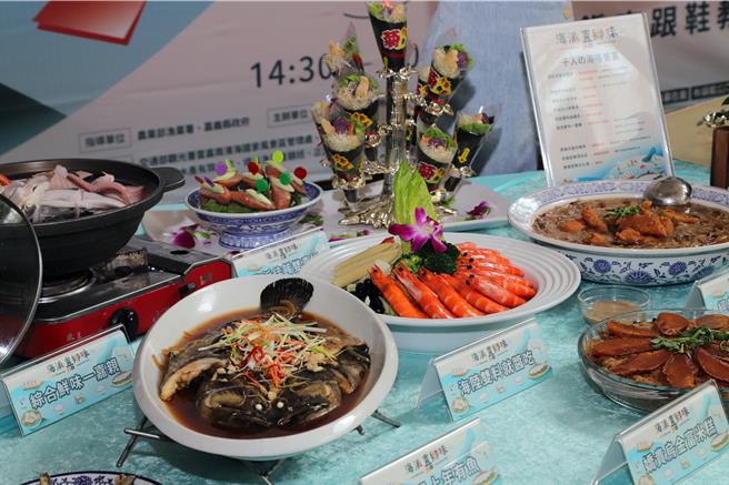 嘉義縣布袋鎮虱目魚嘉年華26日強勢回歸，海味佳餚擺滿桌的千人宴，一桌只要4000元，先搶先贏。（嘉義縣政府提供／呂妍庭嘉義傳真）