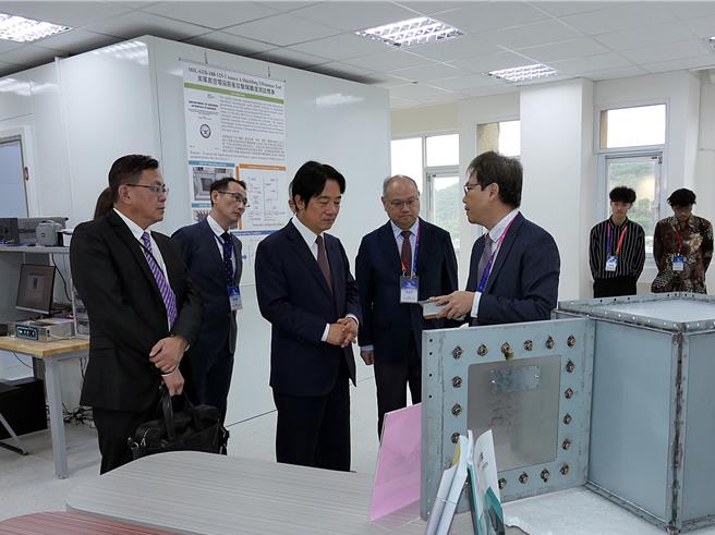 为高速传输产业链人才，龙华科技大学获得教育部补助1亿成立「高速传输介面电子构装设计与测试人才及技术培育基地」，副总统赖清德16日揭牌。（校方提供／赖佑维桃园传真）