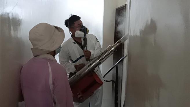 台南本土登革热至16日累计2万400例，面对寒流即将报到，国家卫生研究院蚊媒传染病防治研究中心黄旌集博士表示，须把握气温降低积极防疫，才可快速降低病例。(台南市卫生局提供／曹婷婷台南传真)