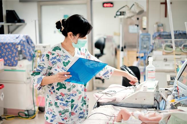 彰化基督教医院实施一系列措施盼能提升护理师的工作环境及福利待遇，以迎战护理人力荒的问题。（彰化基督教医院提供／孙英哲彰化传真）