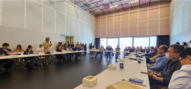 台北市議會教育委員會今(16)日前往台北表演藝術中心展開考察，有議員點出目前北藝雖需自負盈虧，但目前的預期年盈餘僅約900萬元，恐難以支應自身的場館、設施維護。（黃敬文攝）