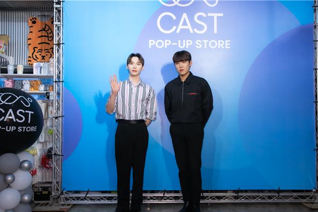 AB6IX成員田雄（左）和朴佑鎮16日來台出席快閃店開幕活動。（COME ON JKSSP提供）