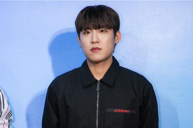 朴佑鎮最近會把香水噴在膝蓋上。（COME ON JKSSP提供）