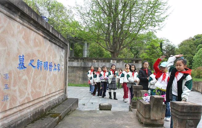 宋哲元（字明軒）將軍山東樂陵人，在1933年著名的長城保衛戰中，率國民革命軍第29軍在喜峰口阻敵，組織了500壯士手持大刀殺敵無數，取得了喜峰口大捷。4月5日病故於此，安葬於富樂山。中華民國政府追授其為一級上將。圖為綿陽東辰小學的師生向將軍墓敬禮。（中新社）