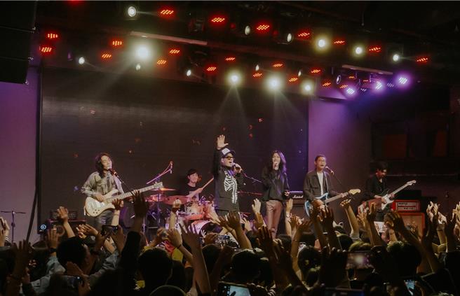 任贤齐突击麋先生巡演，加码点歌合唱。（相信音乐提供）