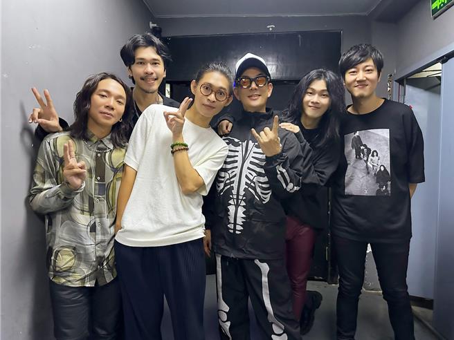 麋先生举办《都是浪漫害的》巡迴演唱会，任贤齐力挺惊喜现身。（相信音乐提供）