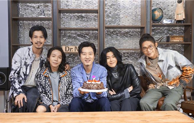 麋先生惊喜为鼓手逸凡提前庆生。（相信音乐提供）