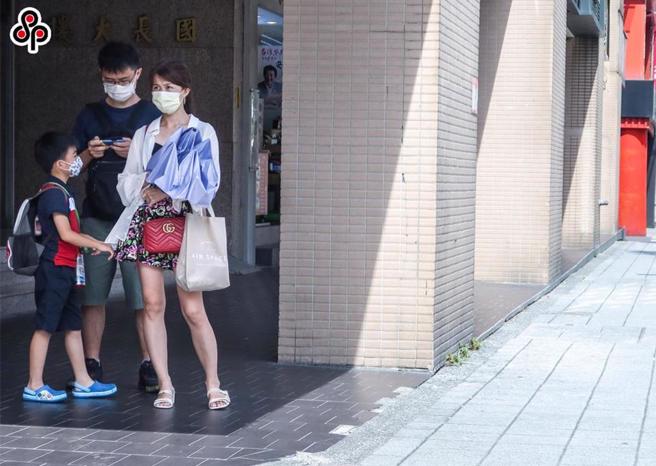 脚踏车能上人行道？行人遭骑士「噹噹」，双方当街爆口角。(本报资料照片)