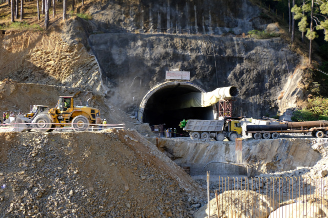 印度北部一條隧道12日在修築過程坍塌，5天以來救難隊員透過一條大水管為受困隧道內的工人提供氧氣及乾糧。（路透）