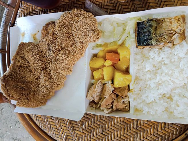 網友在台南買到超大的雞排便當，且配菜有一塊鯖魚卻只賣90元，讓其他人急忙詢問地址。（圖／翻攝自臉書「爆怨公社」）