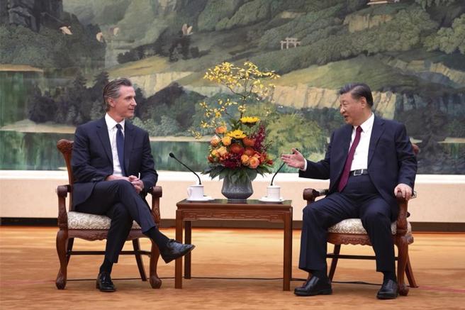 大陆国家主席习近平(右)10月25日下午在北京人民大会堂会见美国加州州长纽森(左)，相谈甚欢。（图／美联社）