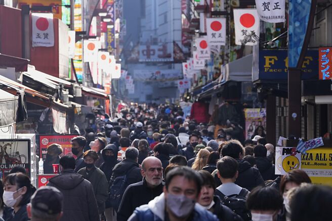 日本國內通膨升溫使消費者需求承壓，海外需求趨緩也打擊出口，使第三季經濟再陷萎縮。圖／美聯社