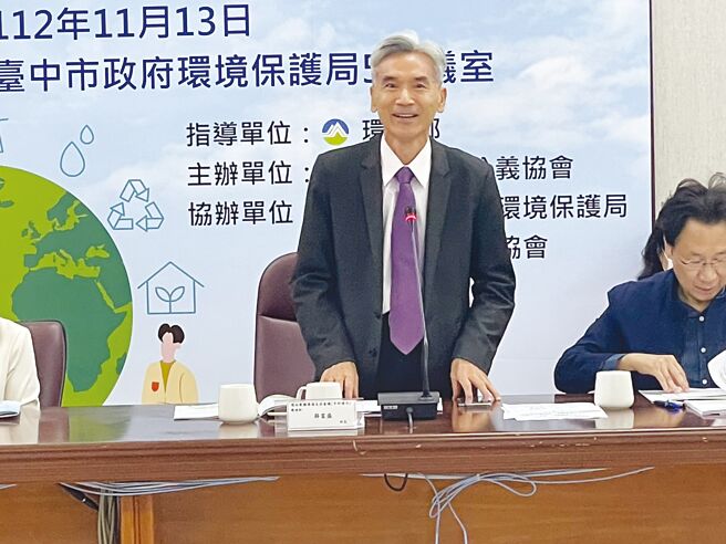 環境部薛富盛部長到場聆聽交流，希望集各界齊力合作、鼓勵民眾從日常生活面向，一步一步選擇較低碳生活的方式。圖／環境公義協會