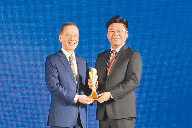 台新金控获台湾企业永续奖5大奖，由台新金控永续长暨首席经济学家李镇宇（右）代表领奖。（台新提供／黄琮渊台北传真）